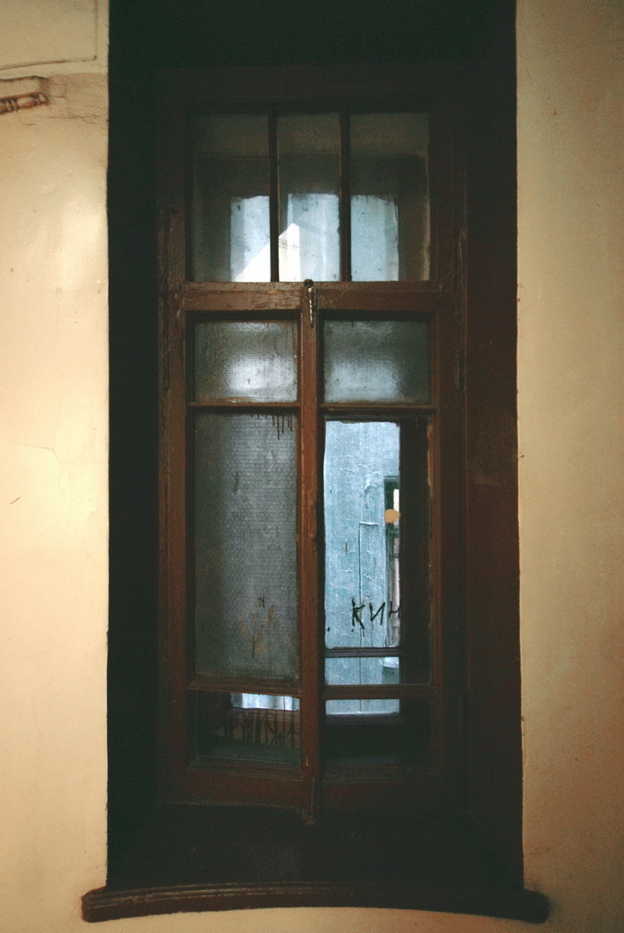Большой пр., д. 106 / наб. р. Карповки, д. 8. Доходный дом с сохранившимся историческим фактурным остеклением типа "калейдоскоп". Левая парадная, 2-3 этаж, третье окно