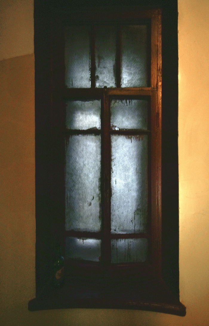 Большой пр., д. 106 / наб. р. Карповки, д. 8. Доходный дом, окна с историческим фактурным остеклением. Левая парадная, 3-4 этаж, окно с сохранившимся целиком историческим фактурным остеклением 