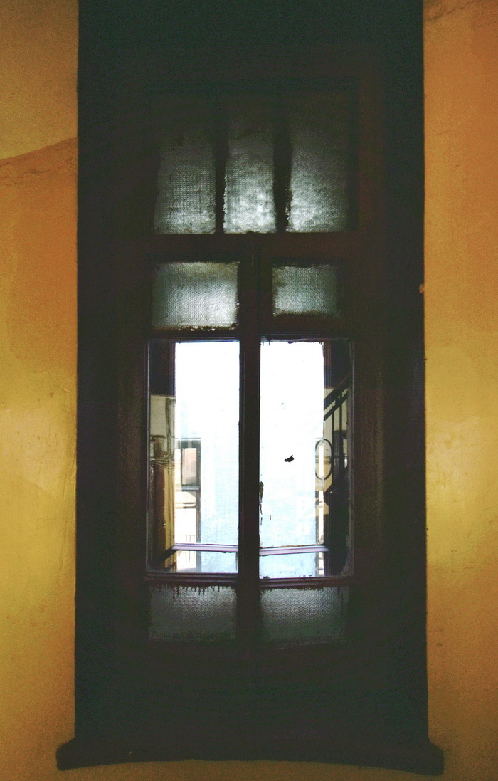 Большой пр., д. 106 / наб. р. Карповки, д. 8. Доходный дом с сохранившимся историческим фактурным остеклением. Левая парадная, 3-4 этаж, второе окно