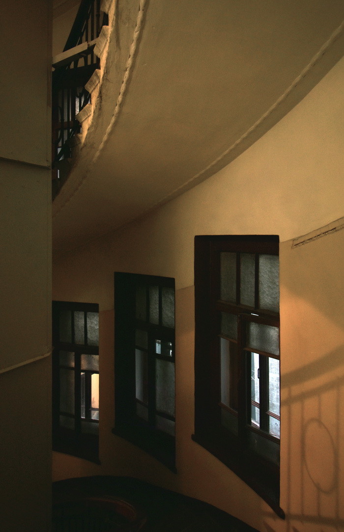 Большой пр., д. 106 / наб. р. Карповки, д. 8. Доходный дом с сохранившимся историческим фактурным остеклением. Левая парадная, лестничный марш между 4-5 этажами