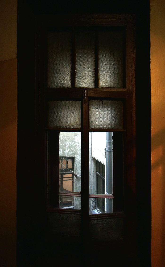 Большой пр., д. 106 / наб. р. Карповки, д. 8. Доходный дом с сохранившимся историческим фактурным остеклением. Левая парадная, 4-5 этаж, первое окно