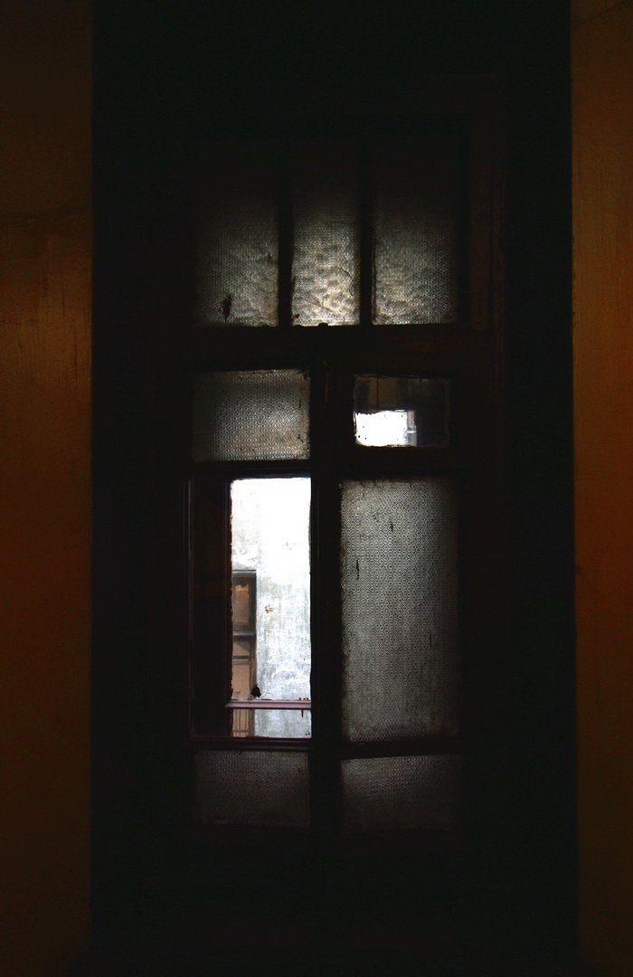 Большой пр., д. 106 / наб. р. Карповки, д. 8. Доходный дом с сохранившимся историческим фактурным остеклением. Левая парадная, 4-5 этаж, второе окно