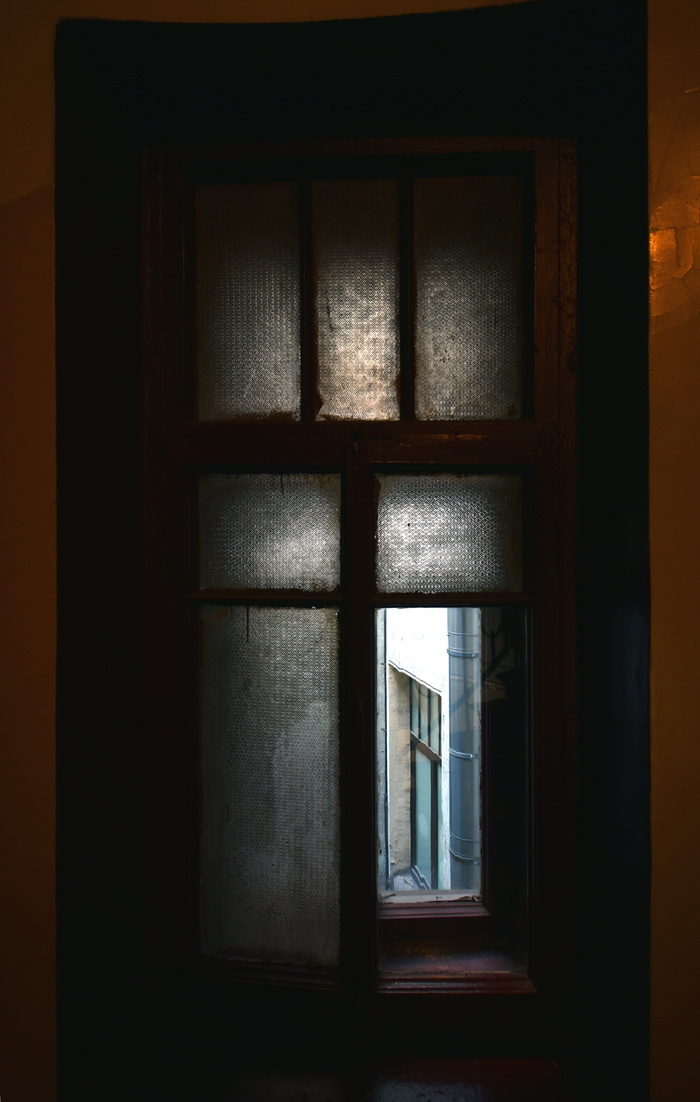 Большой пр., д. 106 / наб. р. Карповки, д. 8. Доходный дом с сохранившимся историческим фактурным остеклением. Левая парадная, 5-6 этаж, первое окно