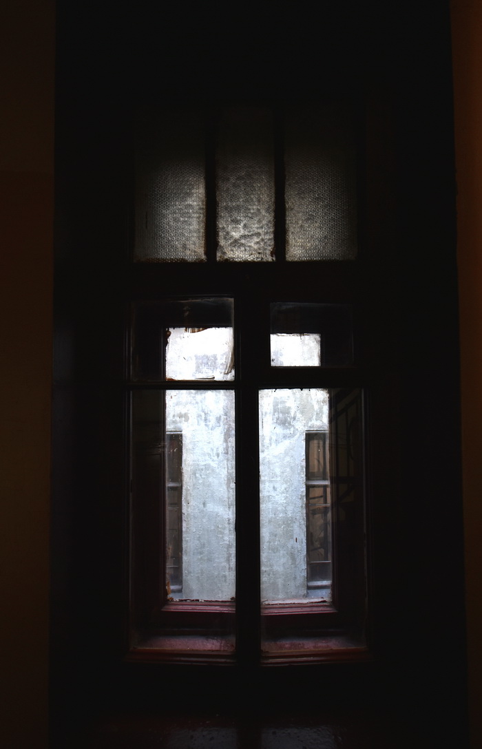 Большой пр., д. 106 / наб. р. Карповки, д. 8. Доходный дом с сохранившимся историческим фактурным остеклением. Левая парадная, 5-6 этаж, второе окно