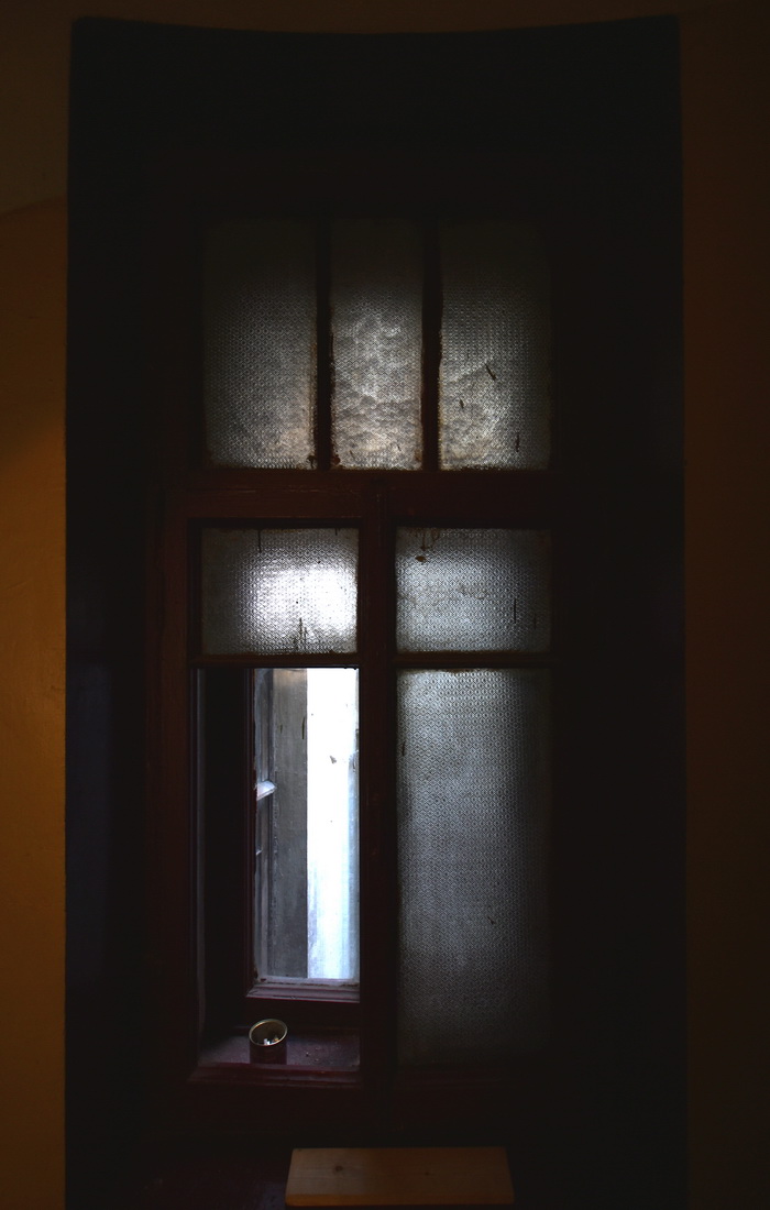 Большой пр., д. 106 / наб. р. Карповки, д. 8. Доходный дом с сохранившимся историческим фактурным остеклением. Левая парадная, 5-6 этаж, третье окно