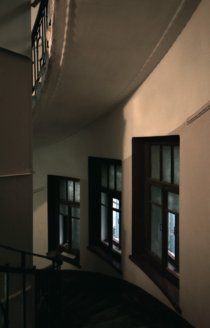 Большой пр., д. 106 / наб. р. Карповки, д. 8. Доходный дом с сохранившимся историческим фактурным остеклением. Левая парадная, лестничный марш между 5-6 этажами