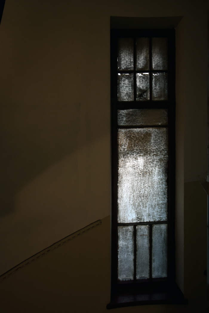 Большой пр., д. 106 / наб. р. Карповки, д. 8. Доходный дом с сохранившимся историческим фактурным остеклением. Левая парадная, 6-7 этаж, сохранившееся полное историческое остекление окна