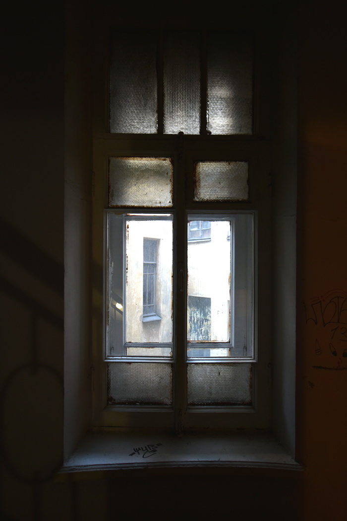 Большой пр., д. 106 / наб. р. Карповки, д. 8. Доходный дом с сохранившимся историческим фактурным остеклением окон парадных. Правая парадная, 4-5 этаж, второе окно