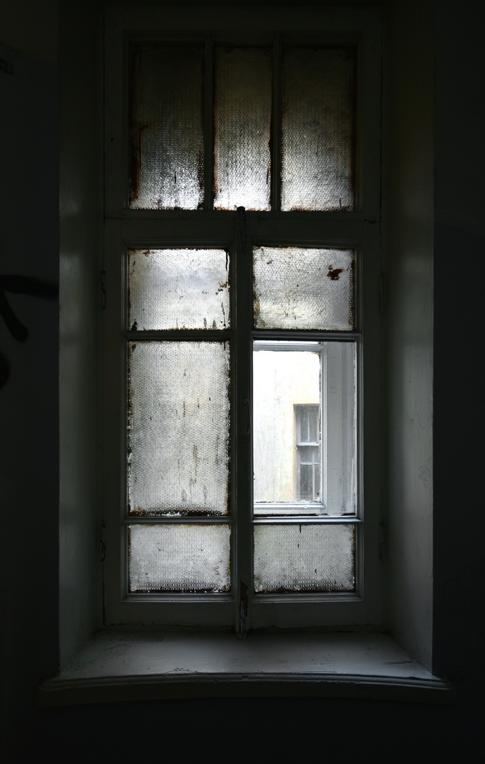 Большой пр., д. 106 / наб. р. Карповки, д. 8. Доходный дом с сохранившимся историческим фактурным остеклением окон парадных. Правая парадная, 5-6 этаж, первое окно