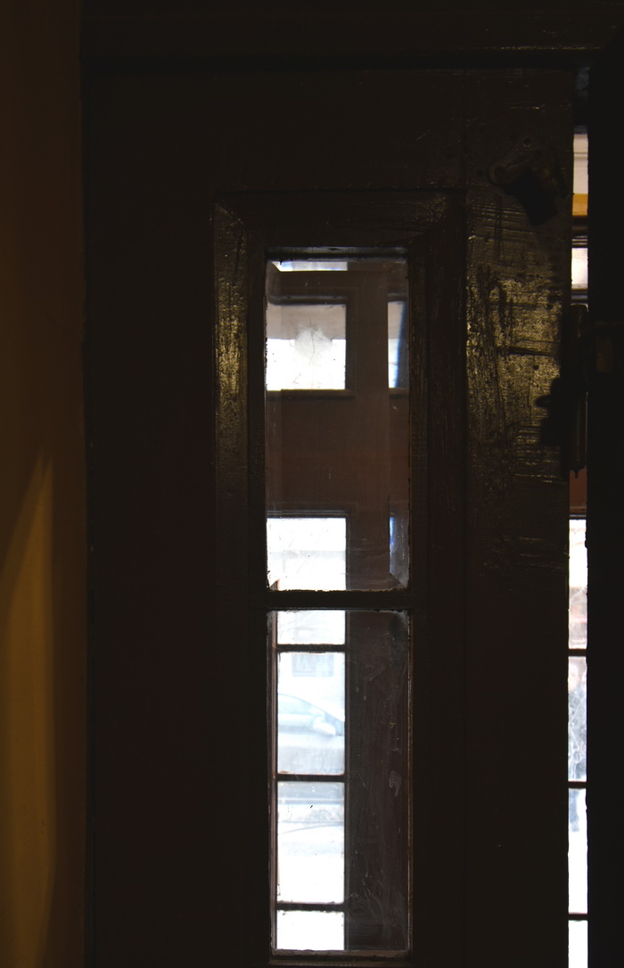 Гатчинская улица, д. 12. Фацетное остекление внутренней двери тамбура. Левая створка двери