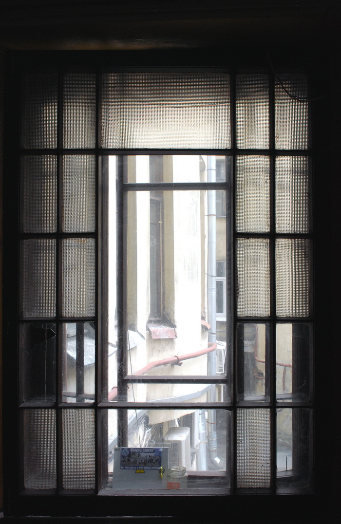 Гатчинская улица, д. 12. Декоративное остекление фактурным стеклом площадки 1-2 этажа. Не сохранилось. Фото С.В.Васильева