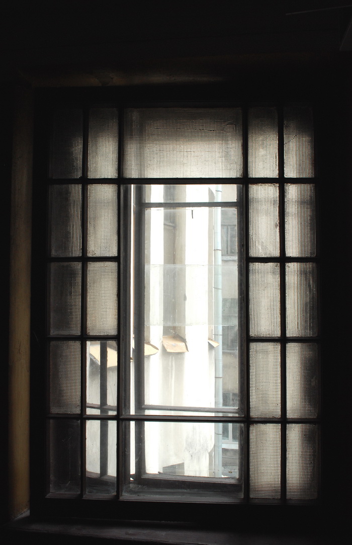 Гатчинская улица, д. 12. Декоративное остекление фактурным стеклом площадки 2-3 этажа. Не сохранилось. Фото С.В.Васильева 2013