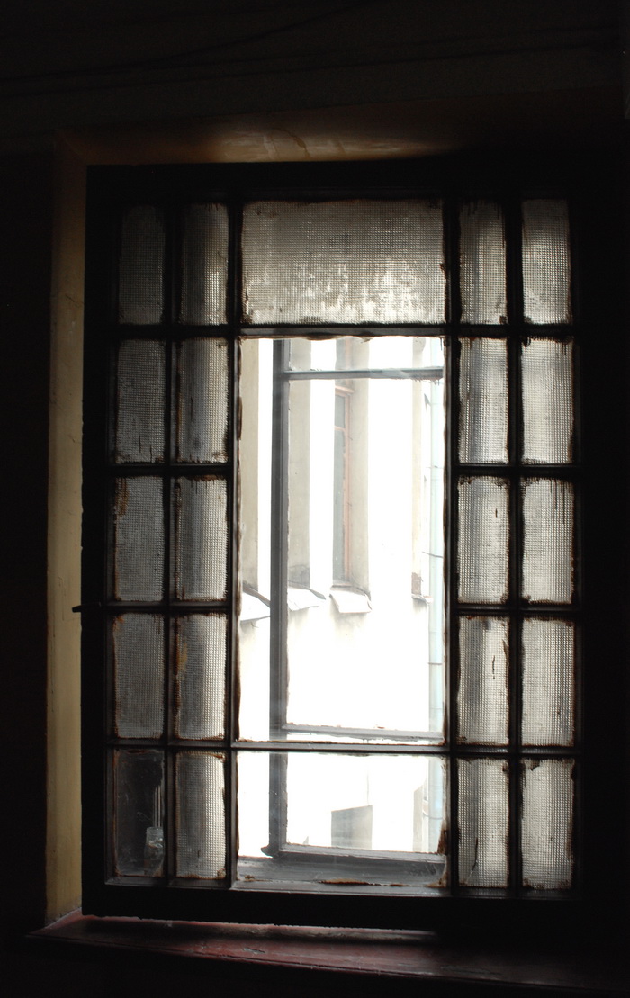Гатчинская улица, д. 12. Декоративное остекление фактурным стеклом площадки 3-4 этажа. Не сохранилось. Фото С.В.Васильева 2013
