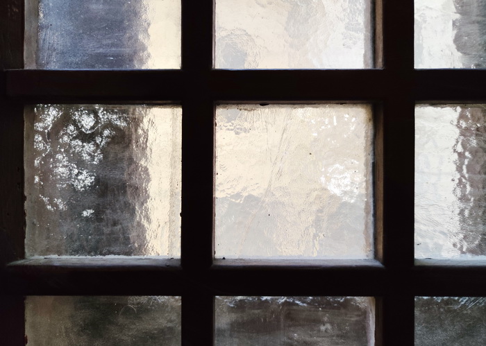 Ступенчатое окно с декоративным остеклением в доме Лидваль на Каменноостровском пр. 1-3 в СПб. Фото 2021