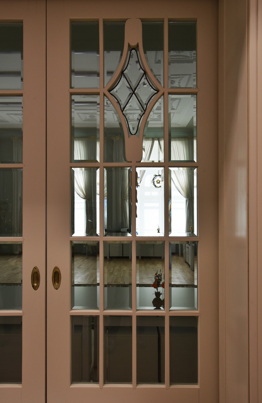 Дверь с фацетным остеклением в С.-Петербурге по адресу ул. Красного Курсанта, 25. Фото 2021