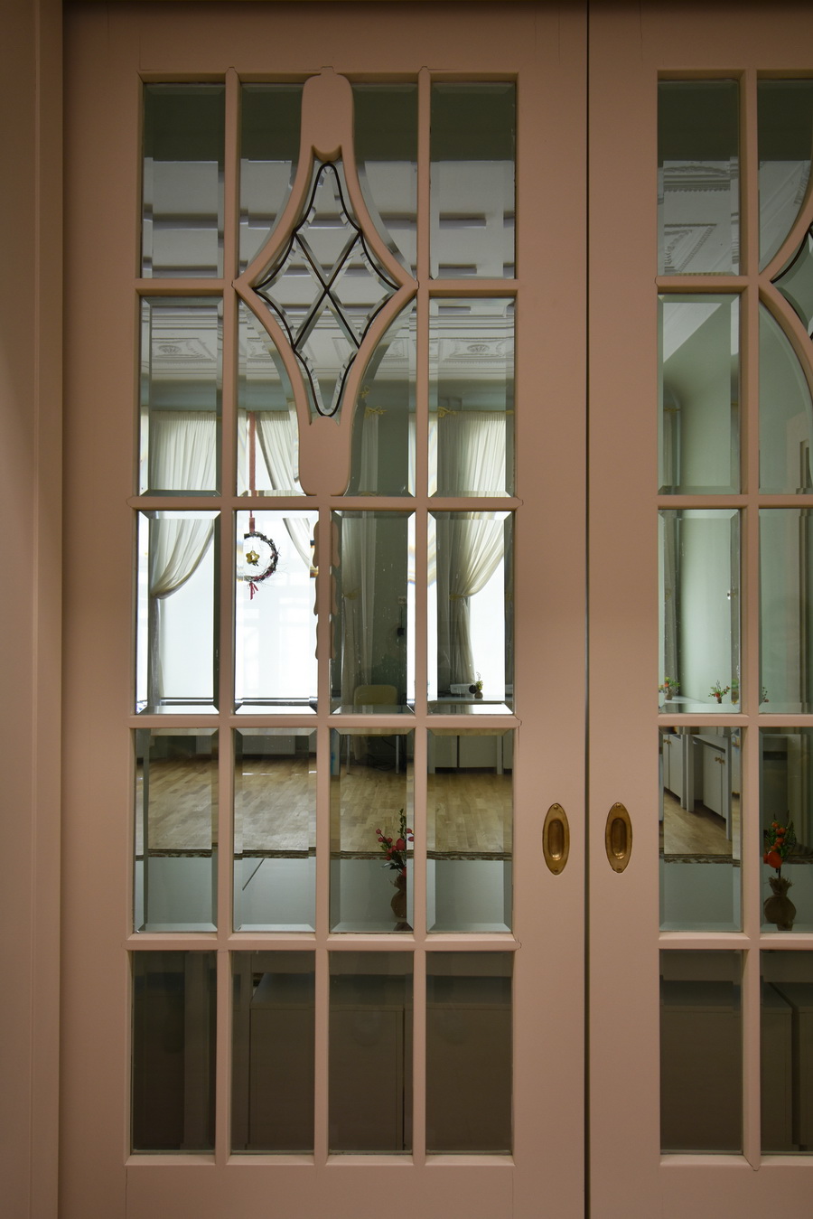 Дверь с фацетным остеклением в С.-Петербурге по адресу ул. Красного Курсанта, 25. Фото 2021