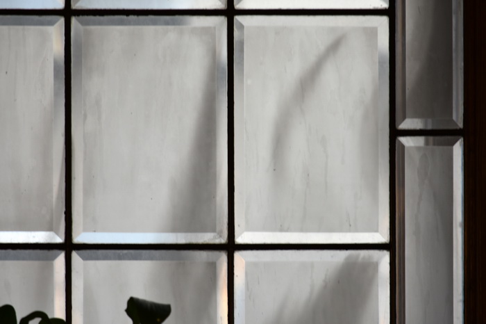 Декоративное остекление в особняке В. Э. Брандта в Петербурге. Ул. Куйбышева, 2-4. Окно с фацетными стеклами в помещении 2-го этажа. Фрагмент. Фото 2020