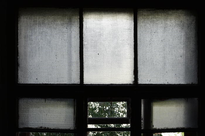 Фактурное стекло Piramid Glass в окнах петербургского доходного дома по адресу ул. Полозова, 23 / Подковырова ул., 30 Фото 2020