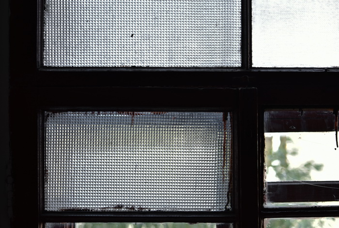 Фактурное стекло Piramid Glass в окнах петербургского доходного дома по адресу ул. Полозова, 23 / Подковырова ул., 30 Фото 2020