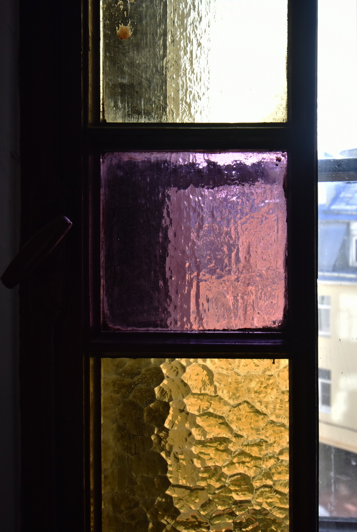 Цветное фактурное стекло в окнах дома по адресу Рыбацкая ул., 10, Петербург. Фото 2019