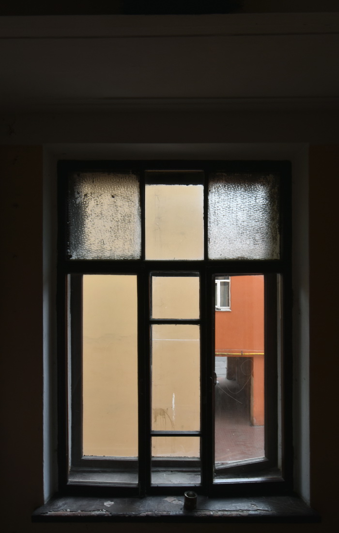 Бесцветное фактурное стекло Muranese  в окнах петербургского дома на Рыбацкой ул., 4. Фото 2020