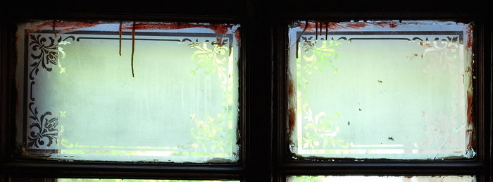 10-я линия, 27/Средний пр., 45. Парадная со стороны Среднего пр.: травленые стекла в окне 2-3 этажа. Фото 2020
