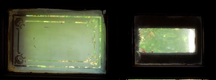 10-я линия, 27/Средний пр., 45. Парадная со стороны Среднего пр.: травленые стекла в окне 3-4 этажа. Фото 2020