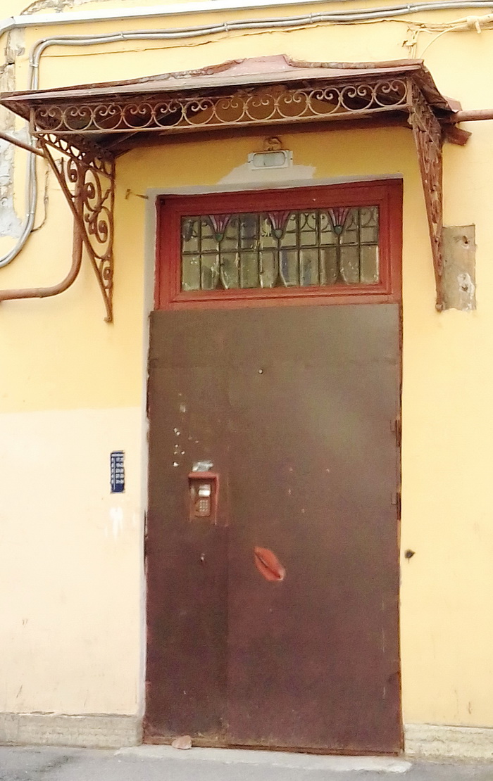 11-я линия, 48. Витраж из фацетных и цветных стекол над дверью входа во флигель. Фото 2019