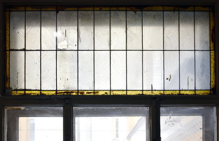 12-я линия, 13. Левая парадная. Витражная фрамуга окна на площадке 2-3 этажа. Фото 2020