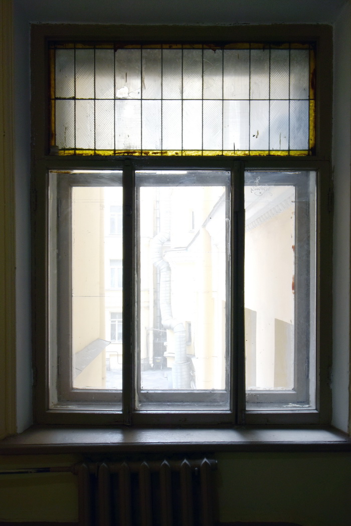 12-я линия, 13. Левая парадная. Окно с витражом на площадке 2-3 этажа. Фото 2020