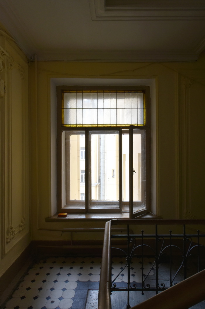 12-я линия, 13. Левая парадная. Окна с витражом на площадке 4-5 этажа. Фото 2020