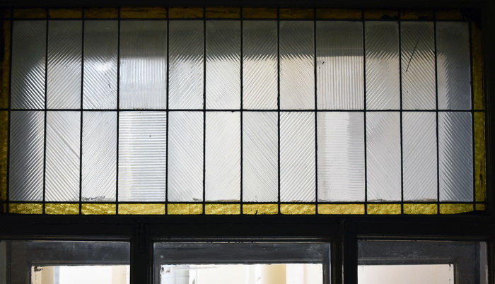 12-я линия, 13. Левая парадная. Фрамуга окна с витражом на площадке 4-5 этажа. Фото 2020