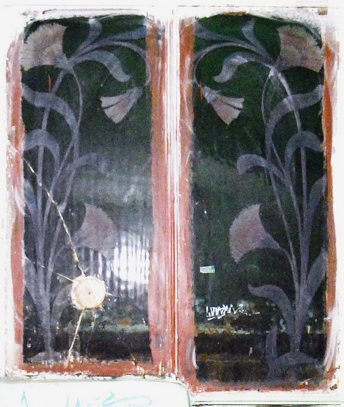 14-я линия, 41/Средний пр., 56. Фрагмент окна 5 этажа с росписью васильками. Фото 2018