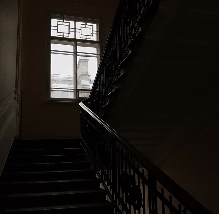 14-я линия, 21. Окна с фальш-рамами на лестнице. Фото 2020