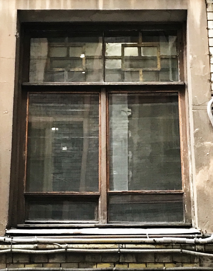14-я линия, 21. Окно с накладным переплетом. Вид с улицы. Фото 2020