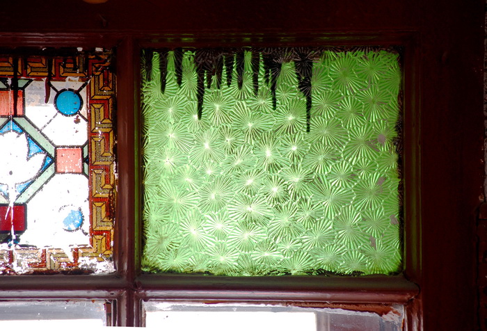 17-я линия, 28. Фрагмент витража с зеленым стеклом муранезе. Фото 2019
