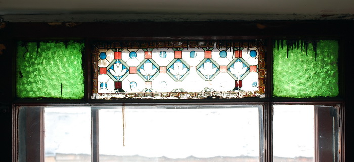 17-я линия, 28. Сохранившийся фрагмент декоративного остекления в имитационной технике. Окно на лестнице на площадке 1-2 этажа.. Фото 2019