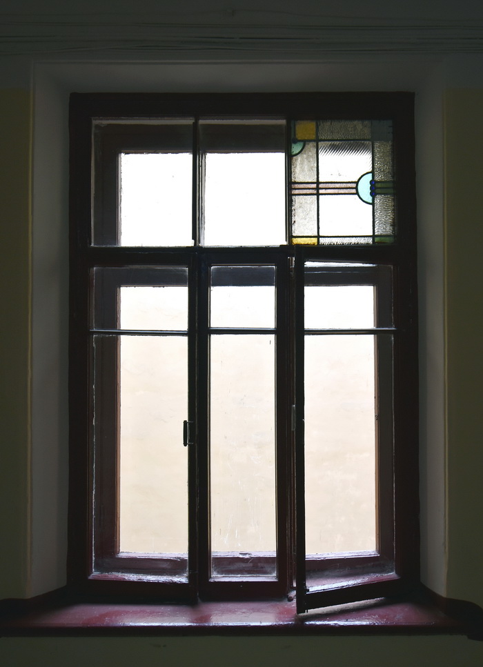 18-я линия, 23. Окно 5 этажа с фрагментом витража. Фото 2019
