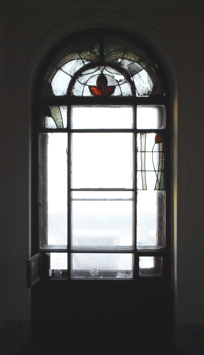 18-я линия, 9. Окно с остатками витража на лестничной площадке 5-6 этажа с витражным окном. Фото 2020