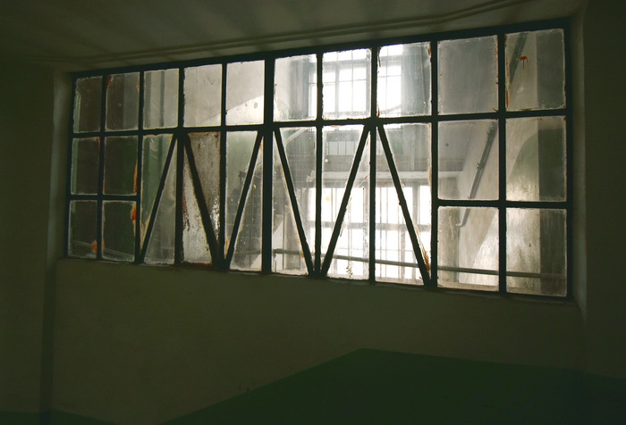 20-я линия, д. 13. Межлестничная перегородка с фактурным стеклом на 1-2 этаже правой лестницы. Фото 2020