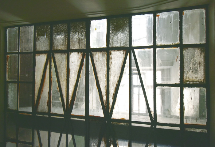 20-я линия, д. 13. Фрагмент перегородки с фактурным стеклом на площадке 2-3 этажа подъезда № 1. Фото 2020