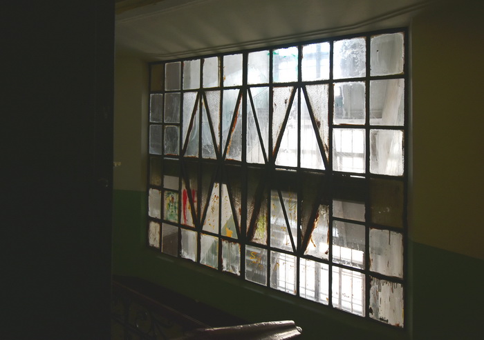 20-я линия, д. 13. Перегородка с фактурным стеклом на площадке 3-4 этажа правой лестницы. Фото 2020