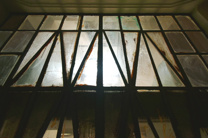 20-я линия, д. 13. Фрагмент металлической рамы с фактурным стеклом на площадке 3-4 этажа. Фото 2020