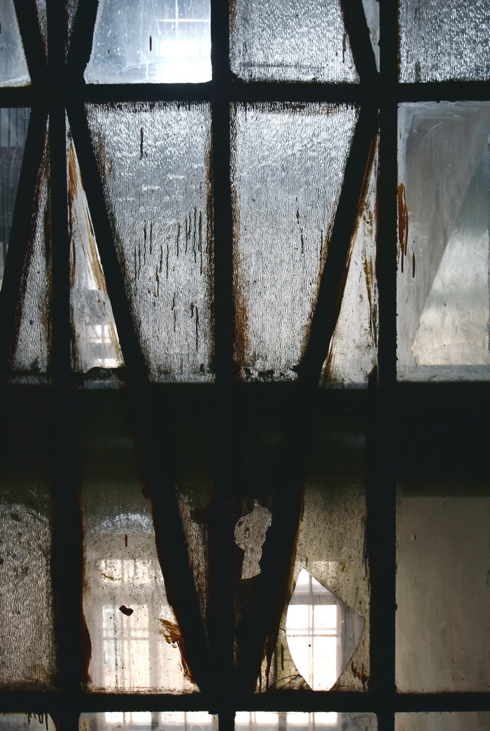 20-я линия, д. 13. Фрагмент рамы с фактурным стеклом на площадке 4-5 этажа правой лестницы № 1.  Фото 2020