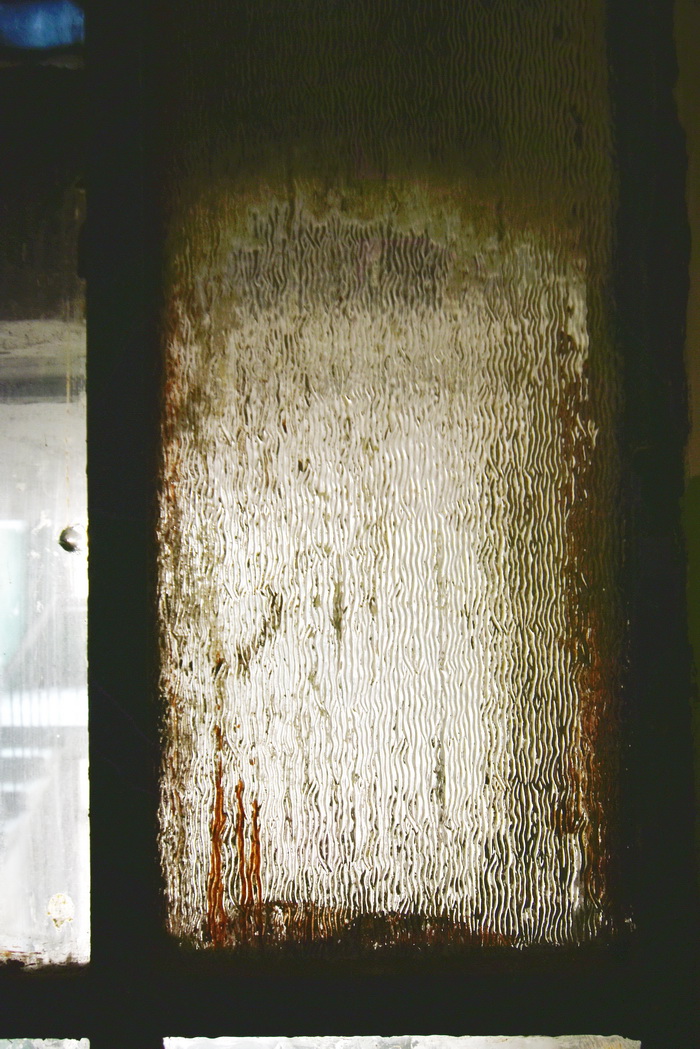 20-я линия, д. 13. Образец фактурного стекла начала ХХ века из межлестничной перегородки 4-5 этажа. Фото 2020
