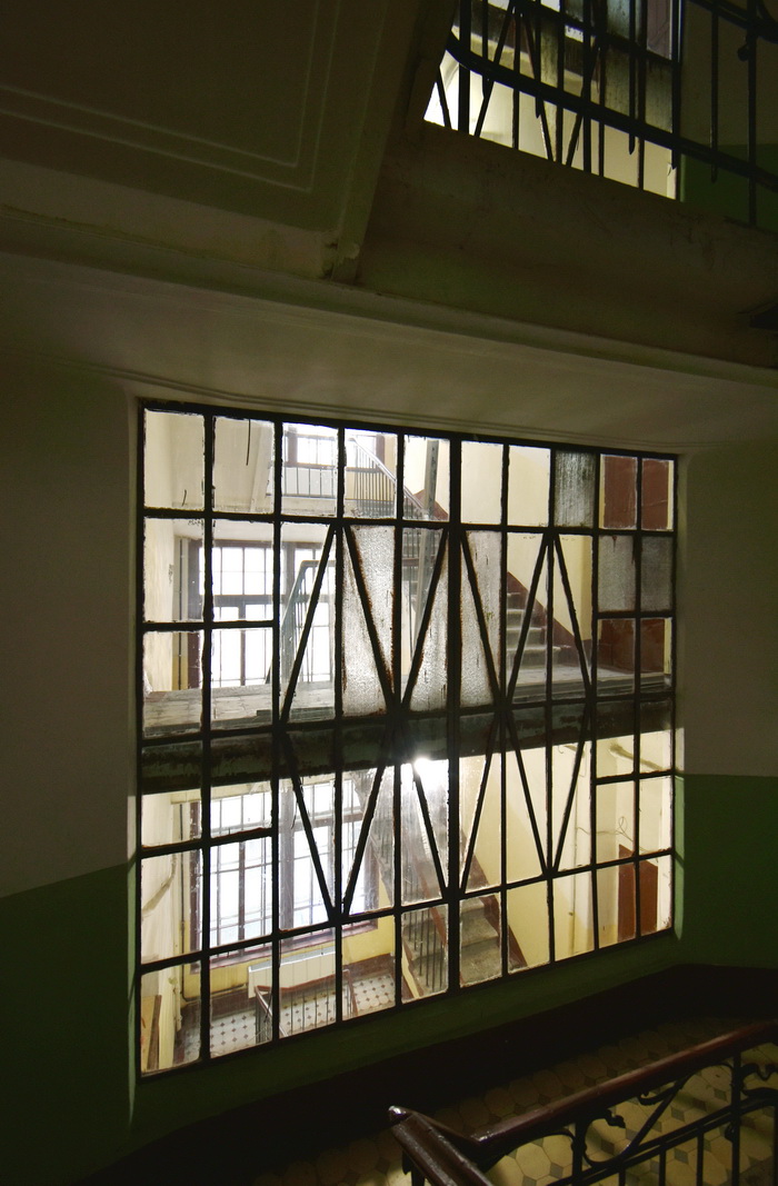20-я линия, д. 13. Перегородка с фактурными стеклами начала ХХ века 2-3 этажа левой лестницы № 2. Фото 2020