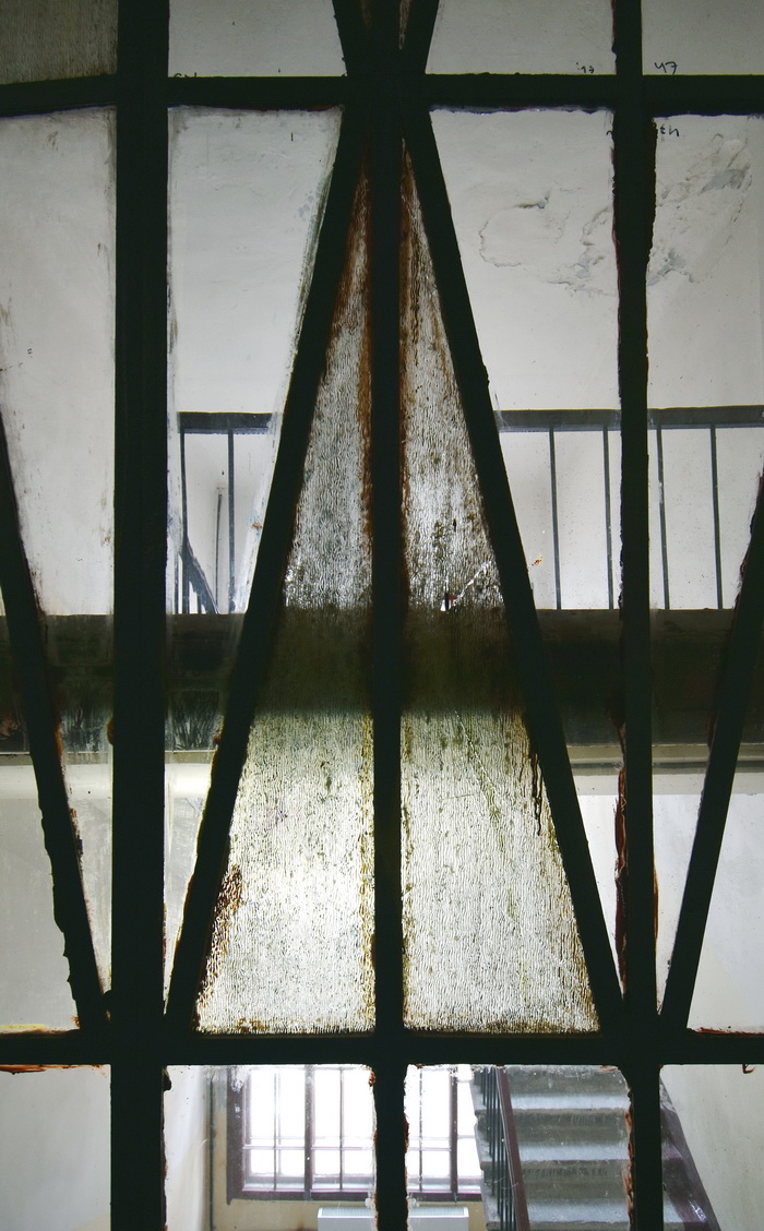 20-я линия, д. 13. Фрагмент декоративного остекления фактурным стеклом наала ХХ века на площадке 4-5 этажа левой лестницы № 2. Фото 2020