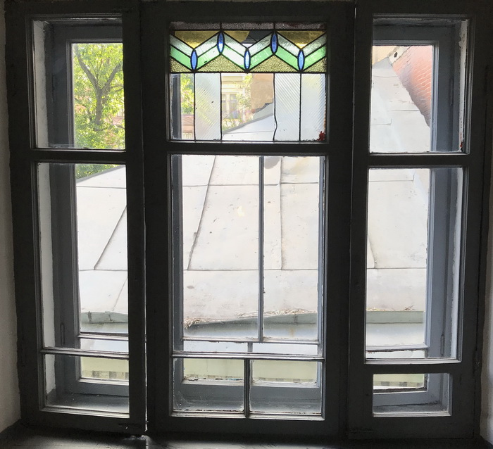 4-я линия, 39. Левая парадная. Витраж в окне на площадке лестницы 1-2 этажа. Фото 2019