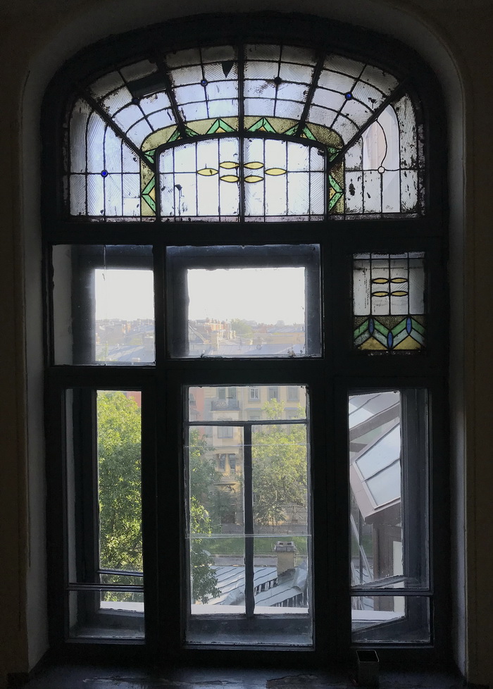 4-я линия, 39. Левая парадная. Витраж в окне на площадке лестницы 5-6 этажа. Фото 2019