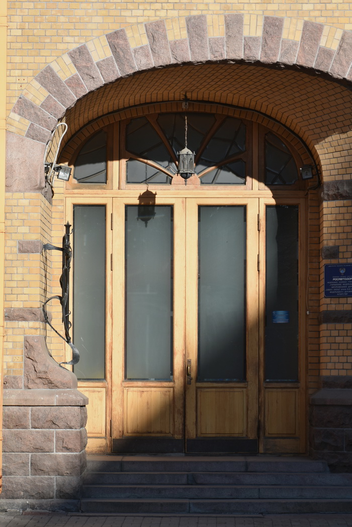 4-я линия, 9. Витражи в особняке П.П. Форостовского. Дверь парадного входа. Фото 2020